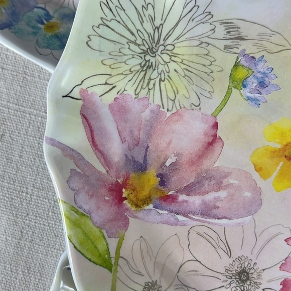 4 Tahari Home Melamine Salad Plates 9" Scalloped Spring Floral Wildflowers NEW - Picture 6 of 9
